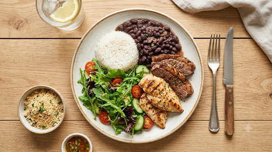 Prato brasileiro equilibrado com vegetais e proteína à frente do arroz — ordem do prato para controlar a glicemia