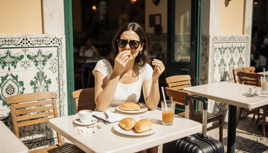 Viajante sonolenta em café de Lisboa pela manhã, cena de melatonina e jet lag