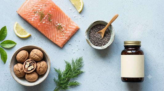 Salmão, nozes e sementes de chia ao lado de um frasco de ômega 3 — fontes de EPA e DHA